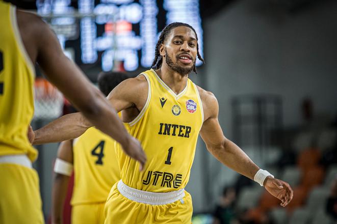 Interista Isaiah Cousins, s 28 bodmi najlepší strelec sobotného programu semifinále SBL.