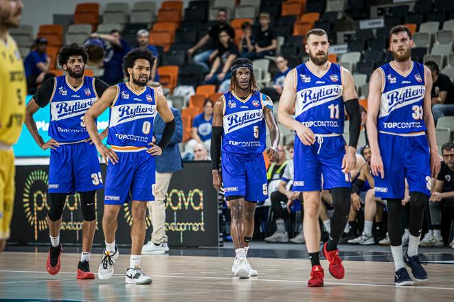 Keď v sobotu Spišiaci (zľava doprava: Dibaji Walker, Nigel Hawkins, Dwayne Cohill, Jakub Merešš, Tomáš Mrviš) vybehnú na palubovku Interu, nebudú mať nôž na krku. Naopak, budú sa snažiť ujať vedenia v sérii.