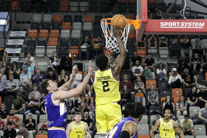 Na snímke zľava Ilja Gromovs (Spišskí Rytieri) a Dontay Caruthers (Inter) počas prvého zápasu semifinále play off Tipos SBL medzi Inter Bratislava - Spišskí Rytieri 20. apríla 2025 v Bratislave.