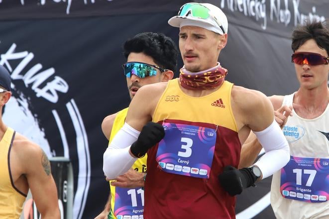 Na archívnej snímke Dominik Černý počas 44. ročníka chodeckých pretekov Dudinská päťdesiatka v chôdzi na 35 km v Dudinciach v sobotu 22. marca 2025.  FOTO TASR