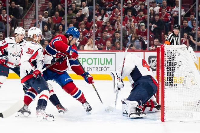 JB 3 Montreal - Slovenský hráč Montrealu Canadiens Juraj Slafkovský (tretí zľava) s pukom pred brankárom Washingtonu Capitals Loganom Thompsonom v zápase 1. kola play off zámorskej hokejovej NHL Montreal Canadiens - Washington Capitals v Montreale 25. apríla 2025. FOTO TASR/AP..Montreal Canadiens' Juraj Slafkovsky, third from left, is stopped by Washington Capitals goaltender Logan Thompson, right, during the first period of Game 3 of a first-round NHL hockey playoff series in Montreal Friday, April 25, 2025. (Christopher Katsarov/The Canadian Press via AP)
