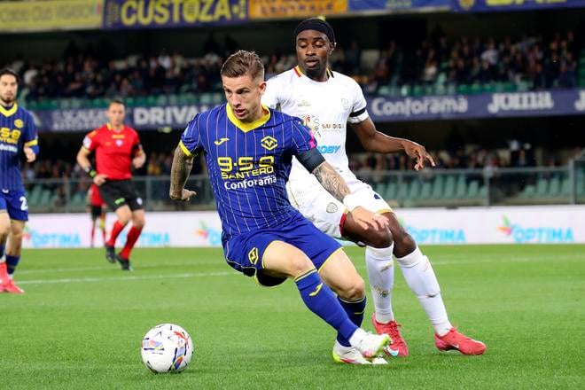 Tomáš Suslov nastúpil v základnej zostave Hellasu Verona prvýkrát od 15. marca, ale na ihrisku vydržal necelú polhodinu.