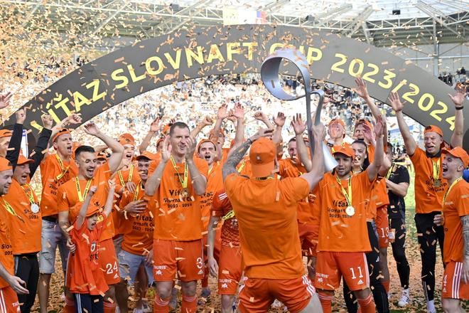 Radosť futbalistov MFK Ružomberok po zisku Slovnaft Cupu.