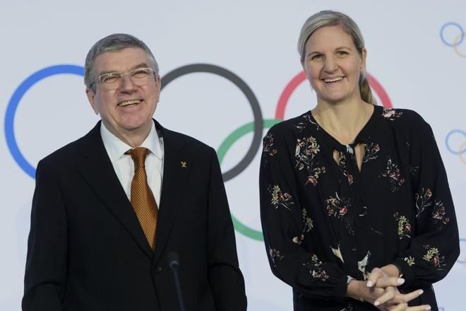 Končiaci prezident MOV Thomas Bach a novozvolená prezidentka Kirsty Coventryová.