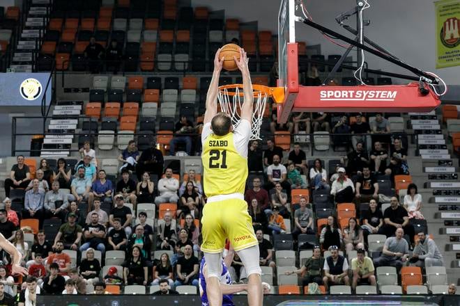 Milan Szabó (Inter) smečuje v semifinále play off SBL proti Spišským Rytierom.