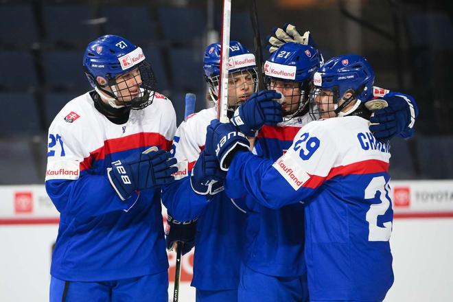 Radujúci sa slovenskí hokejisti postúpili do štvrťfinále MS do 18 rokov z druhého miesta v skupine.
