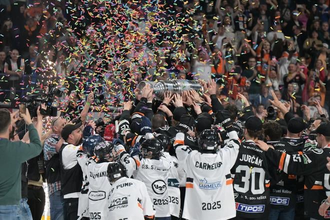 Hráči Košíc s majstrovským pohárom po siedmom zápase finále play off HC Košice - HK Nitra.