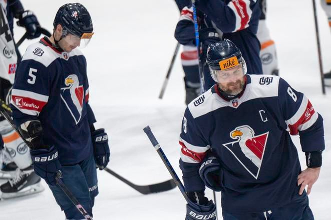 Kapitán Michal Sersen (vpravo) nebude v Slovane v ďalšej sezóne pokračovať.