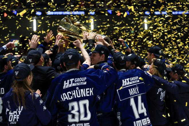Hokejisti Komety Brno sa tešia z extraligového titulu.