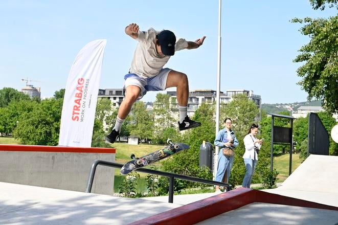 Olympionik, slovenský profesionálny skejtbordista Richard Tury počas otvorenia nového skateparku v areáli Kuchajdy.