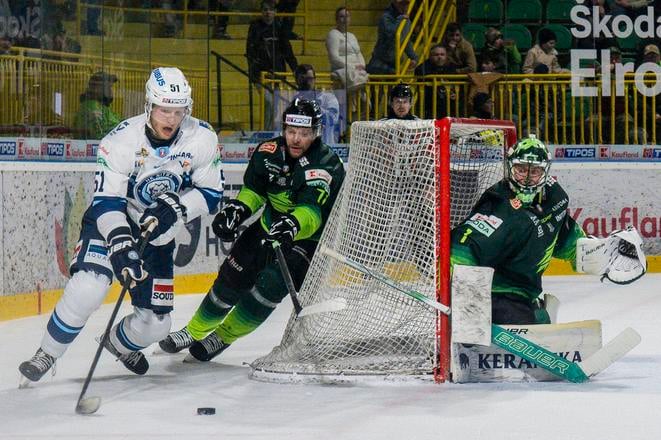 Luke Green z Nitry v súboji s Alexandrom Avcinom za bránkou Žiline. V nej je brankár Connor Lacouvée