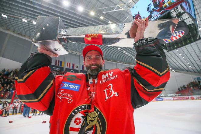 Marcel Melicherčík s trofejou za víťazstvo v Slovenskej hokejovej lige krátko po postupe Prešova do extraligy.