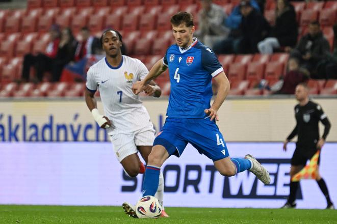 Sebastián Kóša a hráč Francúzska Mathys Tel bojujú o loptu počas priateľského zápasu Slovensko 21 - Francúzsko 21 v Trnave v marci 2025. 