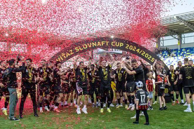 Roman Procházka (v strede) dvíha nad hlavu cennú trofej. Vraj ho nikdy neomrzí.