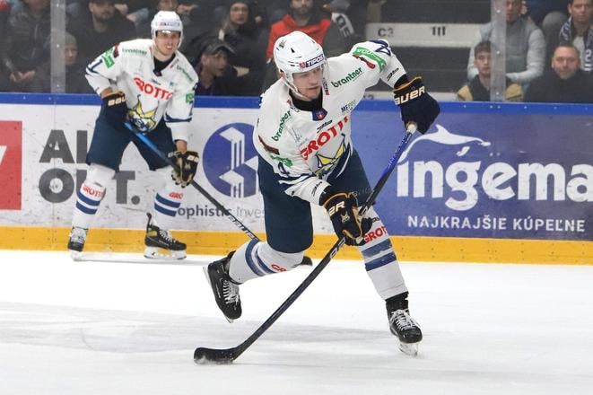 Na snímke Nerjus Ališauskas (Spišská Nová Ves) strieľa počas rozhodujúceho siedmeho zápasu štvrťfinále play off Tipos extraligy HC '05 Banská Bystrica - HK GROTTO Spišská Nová Ves
