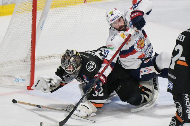 Na snímke zľava brankár Jaroslav Janus (Košice) a Marek Viedenský (Zvolen)