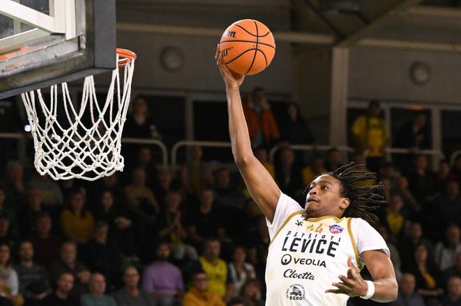 Karl Gamble v zápase číslo päť dosiahol double-double za 23 bodov a 11 doskokov.
