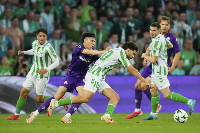 Hráč Fiorentiny Fabiano Parisi (vľavo) a hráč Betisu Abde Ezzalzouli bojujú o loptu počas prvého semifinálového zápasu konferencie Ligy majstrov medzi Betisom a Fiorentinou.