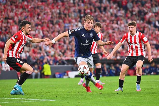 Hráč Manchestru United Rasmus Hojlund (uprostred) počas prvého semifinálového zápasu Európskej ligy medzi Athletic Bilbao a Manchester United