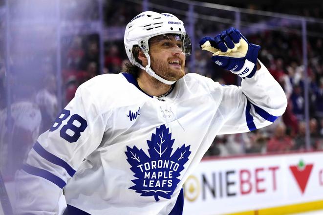 William Nylander z Toronta sa teší z gólu do prázdnej bránky.