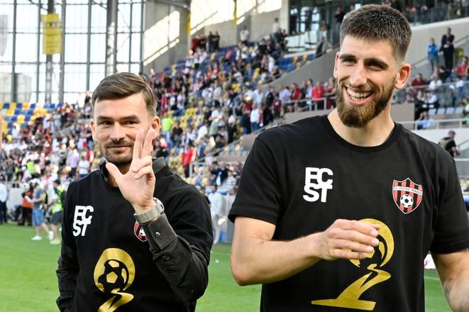 Tri. Mohol spokojne po finále Slovnaft Cupu ukazovať tréner Spartaka Michal Gašparík ml. (vľavo). Vedľa neho Adrian Zeljkovič.