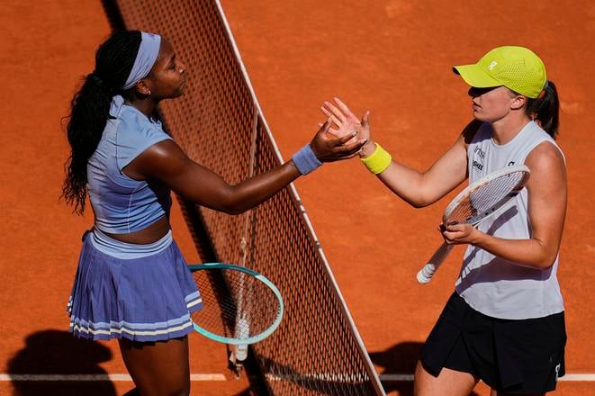 Americká tenistka Coco Gauffová (vľavo) si podáva ruku s Poľkou Igou Swiatekovou po víťazstve v semifinále tenisového turnaja WTA 1000 v Madride 1. mája 2025.