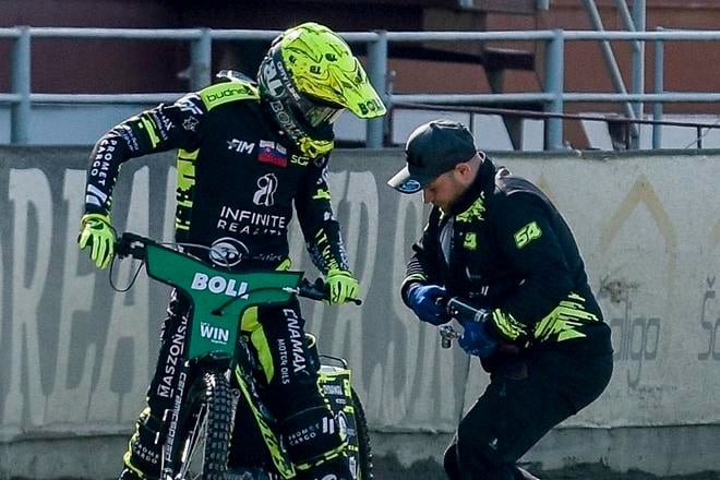 Martin Vaculík s mechanikom Denisom Takáčom.
