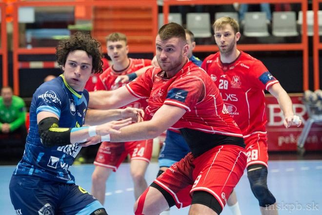 Ivan Bystrický (vpravo) patrí medzi opory hádzanárov Považskej Bystrice, v semifinále s Bojnicami bránil aj najnebezpečnejšieho hráča súpera Tomáša Smetánku.