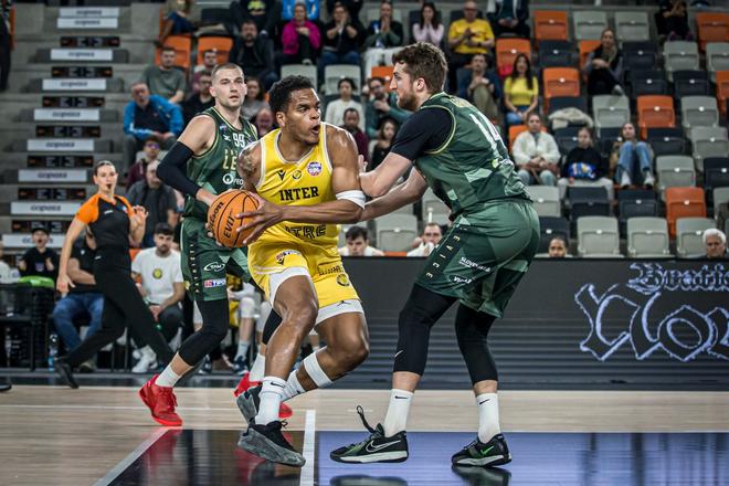 Momentka z pohára: interista Shamiel Stevenson (s loptou) si kliesni cestu povedľa levického kapitána Davida Abrháma. Akciu sleduje Ozren Pavlovič. Vo finále SBL si to Inter a Levice rozdajú opäť.