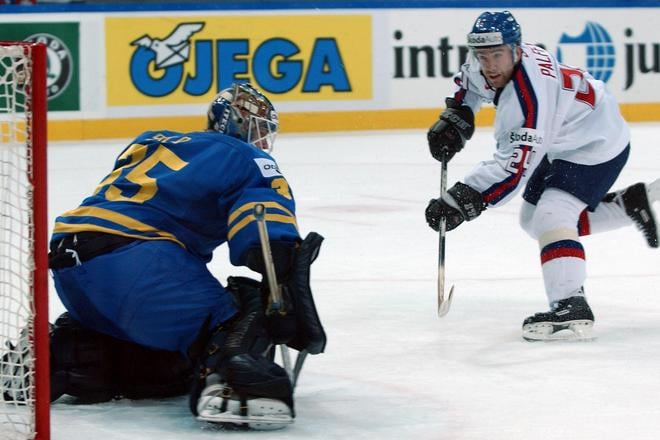 Žigmund Pálffy v semifinále MS 2002 strieľa gól do siete Tommyho Sala.