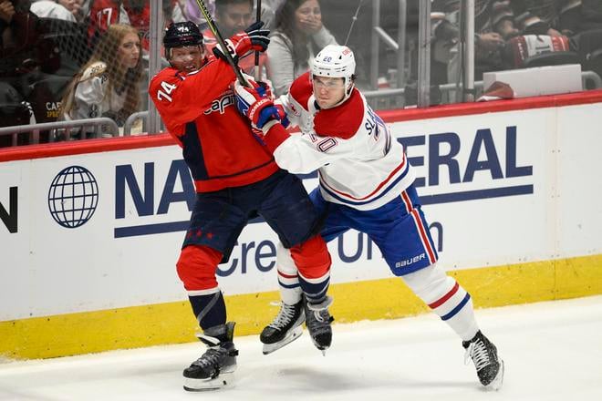Na snímke slovenský hráč Montrealu Juraj Slafkovský (vpravo) a hráč Washingtonu John Carlson v zápase zámorskej hokejovej NHL Montreal Canadiens -  Washington Capitals