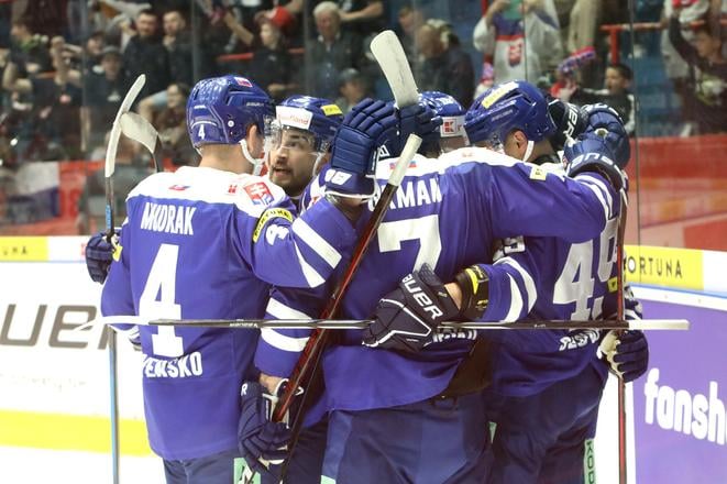 Na snímke slovenskí hokejisti sa tešia z gólu počas prípravného hokejového zápasu pred majstrovstvami sveta medzi Slovenskom a Francúzskom vo Zvolene 2. mája 2025. FOTO TASR - Ján Krošlák