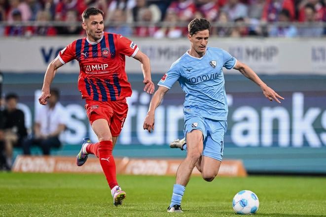 Marvin Pieringer (vľavo) z Heidenheimu a Tim Oermann z Bochumu počas zápasu 34. kola nemeckej Bundesligy 1. FC Heidenheim - VfL Bochum 
