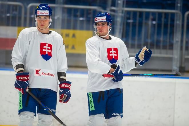 Na snímke reprezentanti SR v hokeji, zľava Juraj Slafkovský a Šimon Nemec počas tréningu na zraze reprezentácie pred majstrovstvami sveta 2024 v hokeji v Ostrave a v Prahe 6. mája 2024 v Bratislave.