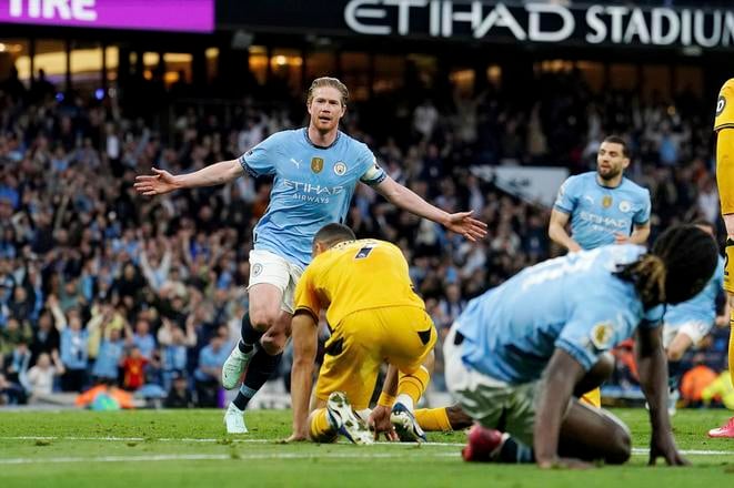Kevin De Bruyne z Manchestru City sa raduje z gólu počas 35. kola anglickej Premier League Manchester City - Wolverhampton Wanderers.