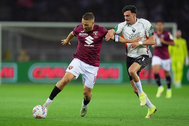 Nikola Vlasič (vľavo) a Kike Perez (vľavo) z Benátok v súboji o loptu počas 35. kola talianskej Serie A FC Turín - FC Benátky