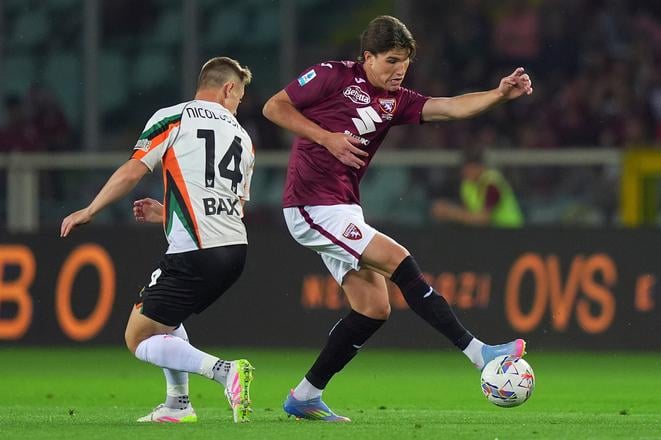 Cesare Casadei (vpravo) v súboji o loptu s Hansom Nicolussi Cavigliom z Benátok. Zo stretnutia talianskej Serie A FC Turín - FC Benátky.
