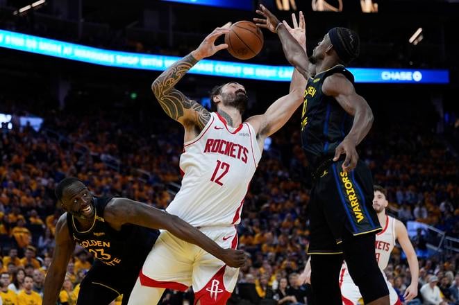 Center Houstonu Rockets Steven Adams (12) doskakuje loptu medzi útočníkom Golden State Warriors Draymondom Greenom (vľavo) a Jimmym Butlerom III