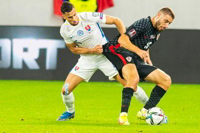 Na snímke zľava Dávid Hancko (Slovensko) a Nikola Vlašič (Chorvátsko) počas zápasu H-skupiny kvalifikácie Majstrovstiev sveta 2022 Slovensko - Chorvátsko