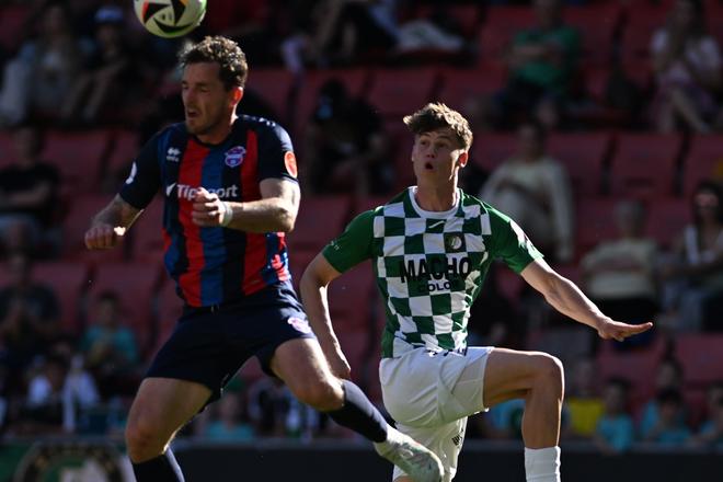 Útočník Marek Kuzma (vľavo) bol dôležitý hráč na ceste Zlatých Moraviec k spečateniu druhého miesta v Niké lige.