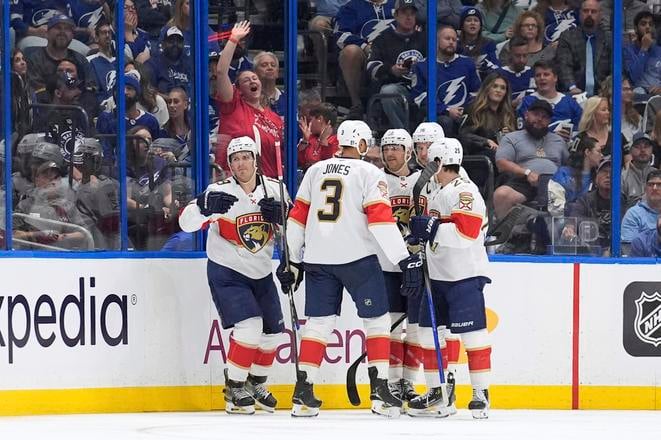 Ľavé krídlo tímu Florida Panthers Matthew Tkachuk (19, vľavo) oslavuje so spoluhráčmi vrátane obrancu Setha Jonesa (3) po strelení gólu proti Tampe Bay Lightning