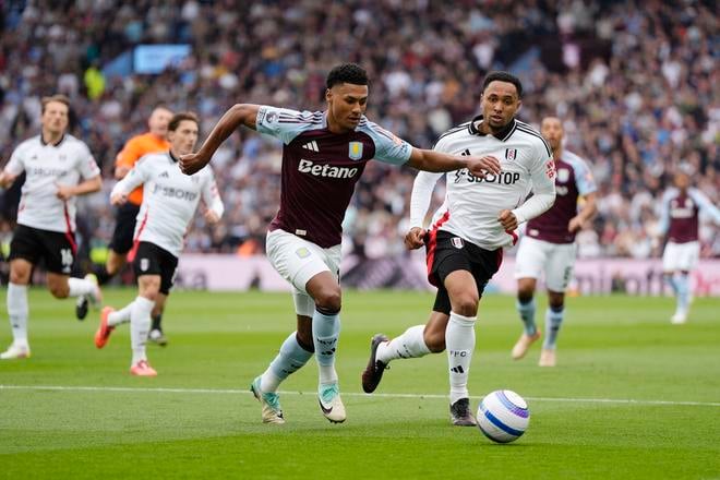Hráč Aston Villy Ollie Watkins (uprostred) a hráč Fulhamu Kenny Tete bojujú o loptu vo futbalovom zápase anglickej Premier League medzi Aston Villou a Fulhamom vo Villa Parku v Birminghame v sobotu 3. mája 2025.