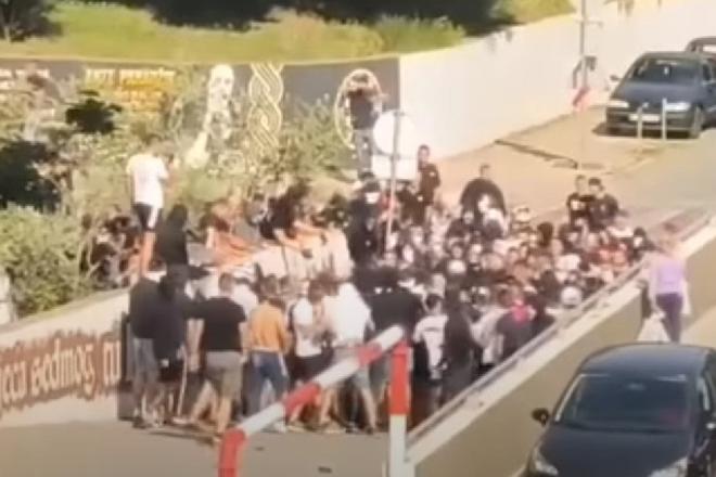 Záber zo stretu futbalových chuligánov Dinama Záhreb a Hajduku Split.