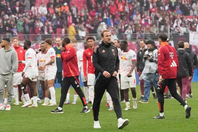 Futbalista Bayernu Mníchov Harry Kane prichádza na ihrisko po prehre v zápase 32. kola nemeckej Bundesligy RB Lipsko - Bayern Mníchov v Lipsku. FOTO TASR/AP