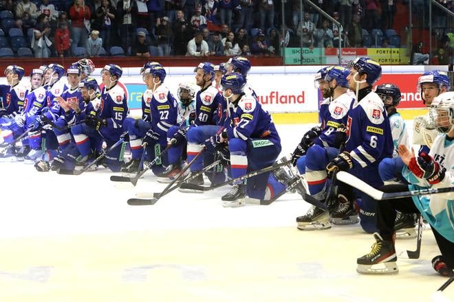 Na snímke slovenskí hokejisti oslavujú víťazstvo po prípravnom zápase Slovensko - Francúzsko vo Zvolene 3. mája 2025. FOTO TASR - Ján Krošlák