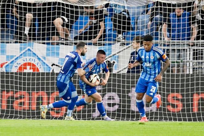 Róbert Mak (s loptou) patril v ligovej sezóne 2024/25 k najvýraznejším hráčom Slovana.