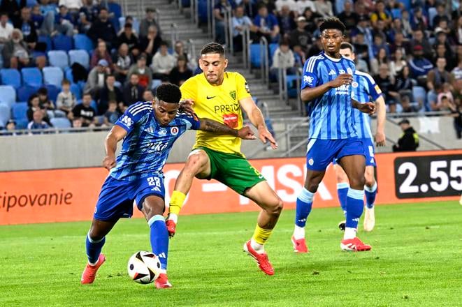 Na snímke zľava Cesar Blackman (Slovan) a Krisztián Bari (Žilina) bojujú o loptu. Slovan v Žiline remizoval 3:3: