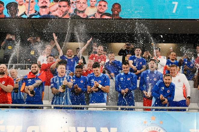 Futbalisti Slovana sa tešia  zo zisku rekordného pätnásteho titulu v najvyššej slovenskej futbalovej súťaži.