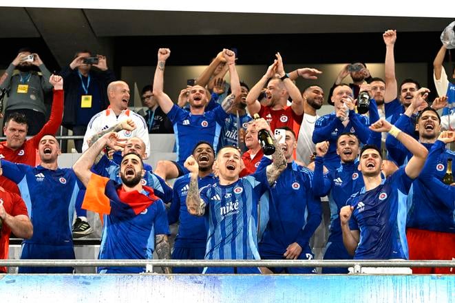 Na snímke hráči Slovana sa tešia zo zisku rekordného pätnásteho titulu v najvyššej slovenskej futbalovej súťaži.