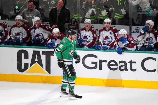 Hokejista Dallasu Stars Mikko Rantanen korčuľuje okolo striedačky Colorada po strelení gólu v rozhodujúcom siedmom zápase štvrťfinále play off Západnej konferencie zámorskej NHL Dallas Stars - Colorado Avalanche